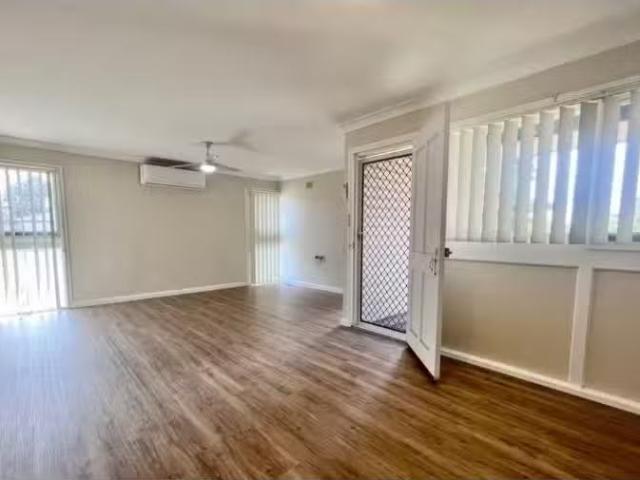 32 Reliance Crescent, WILLMOT House for rent Listed by Ella D.