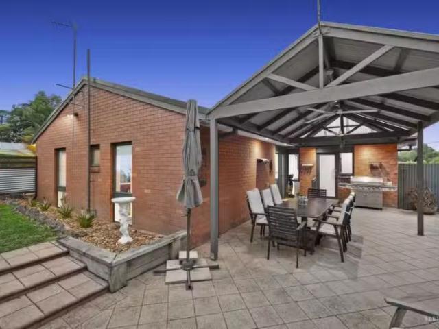 32 Shane Crescent, Croydon South VIC 3136 House Auction