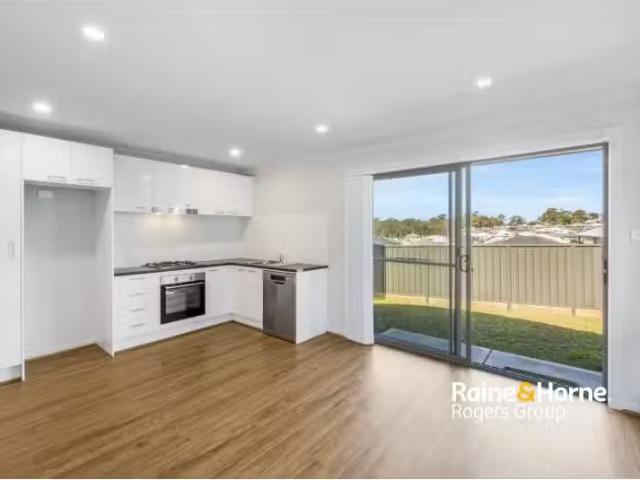 32A Peninsular Drive, GWANDALAN Townhouse for rent Listed by.