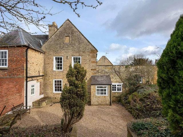 32b High St, Great Houghton. 5 bed house to rent £2,950 pcm £681 pw