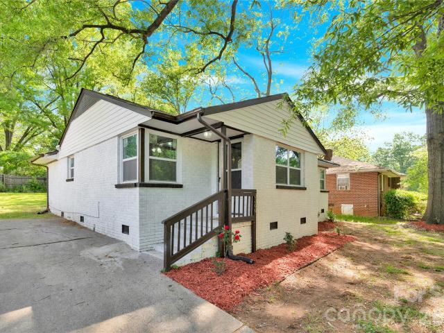 3300 Bonaire Dr, Charlotte, NC 28208 | MLS #4371