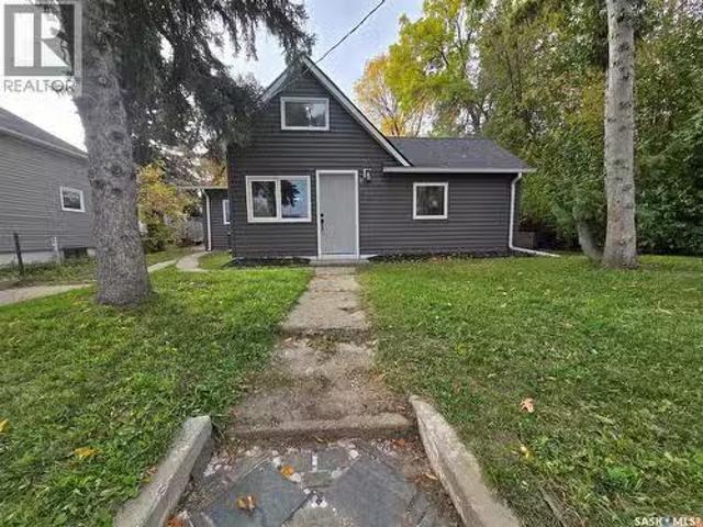 330 3Rd Avenue Se, Weyburn, SK, S4H 1X4 house for sale List.