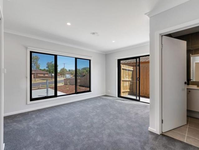 $330 PER WEEK INCLUDING ALL BILLS Private suites in Werribee, brand new ready to move in!