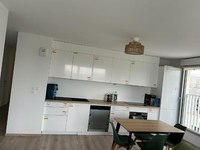 33100 BORDEAUX APPARTEMENT MEUBLE TROIS PIECES AVEC TERRASSE ET PLACE DE PARKING