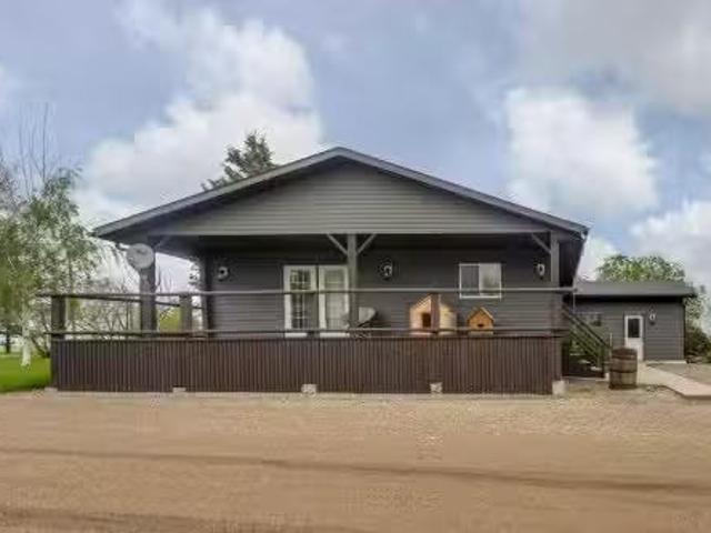 331039 Rge. Rd.242, Rural Kneehill County, AB, T0M 2C0 house.