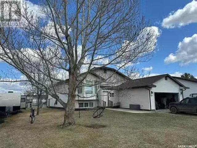 331 4Th Street, North Weyburn, SK, S0C 1X0 house for sale L.