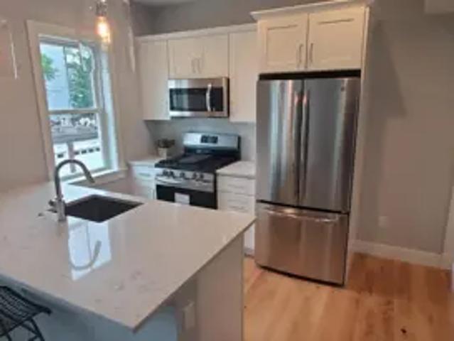 335 Maverick St, 2 beds, 2 full baths