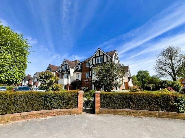 335, Warwick Road, B92 2 bed retirement property to rent £1,195 pcm £276 pw