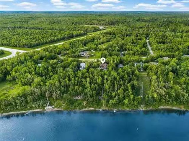 37 Awanipark Dr, Pinawa, MB, R0E 1L0 Luxury House for sale.