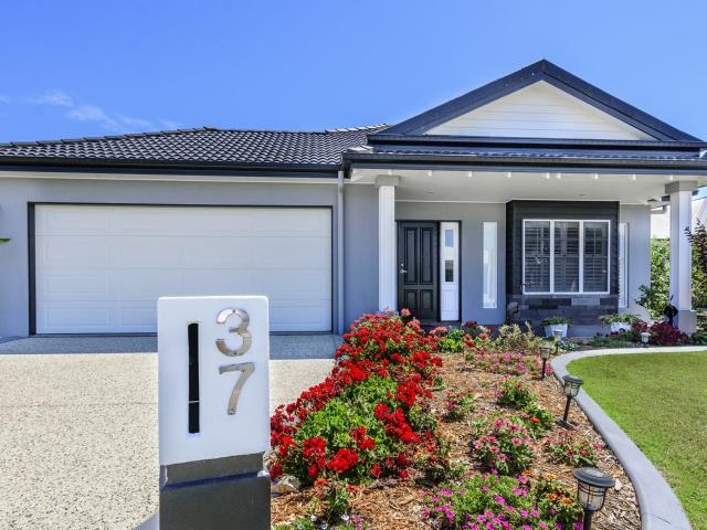37 Caraway Crescent, Banksia Beach QLD