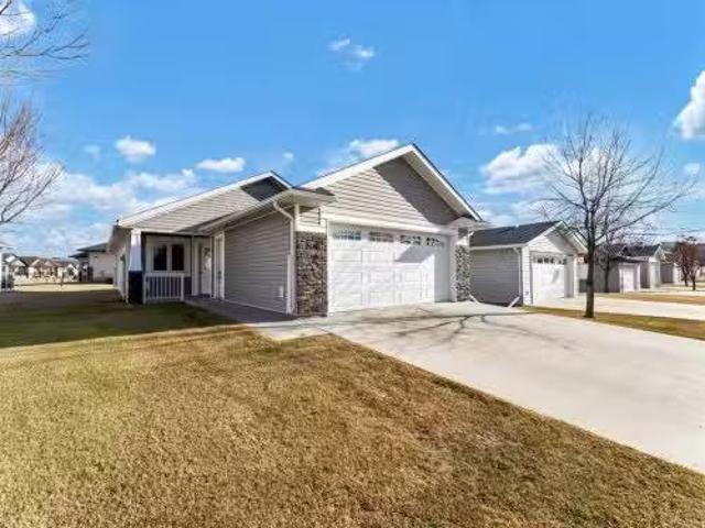 37 Chartwell Place Se, Medicine Hat, AB, T1B 0E2 house for s.
