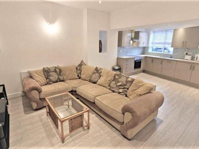 37 Crowthorn Road, Ashton Under Lyne. 1 bed in a flat share to rent £650 pcm £150 pw