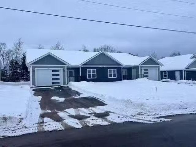 37 Fairdale Drive, Charlottetown, PE, C1C 0Y7 house for sale.