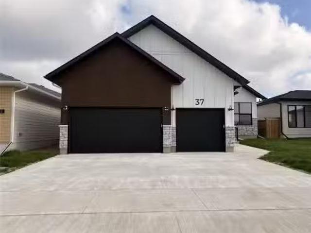 37 Fieldstone Crescent, Brandon, MB, R7B 4J2 Luxury House fo.