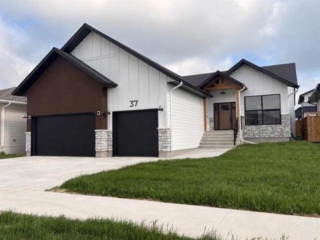 37 Fieldstone Crescent, Brandon, MB, R7B 4J2 Luxury House for sale | Listing ID 202604 | Royal LePage Carriage Trade Luxury Properties
