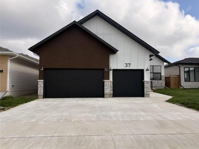37 Fieldstone Crescent, Brandon, MB, R7B 4J2 Luxury House for sale | Listing ID 202622 | Royal LePage Carriage Trade Luxury Properties