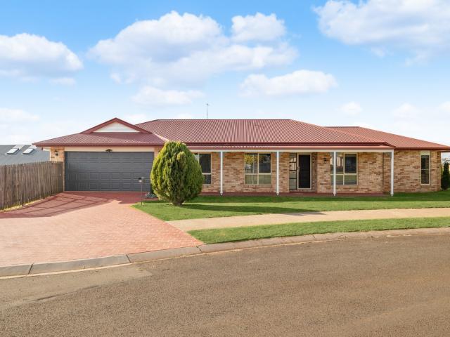 37 Hinchliffe Drive, Kearneys Spring, QLD 4350 House for Rent Ray White Toowoomba Real Estate