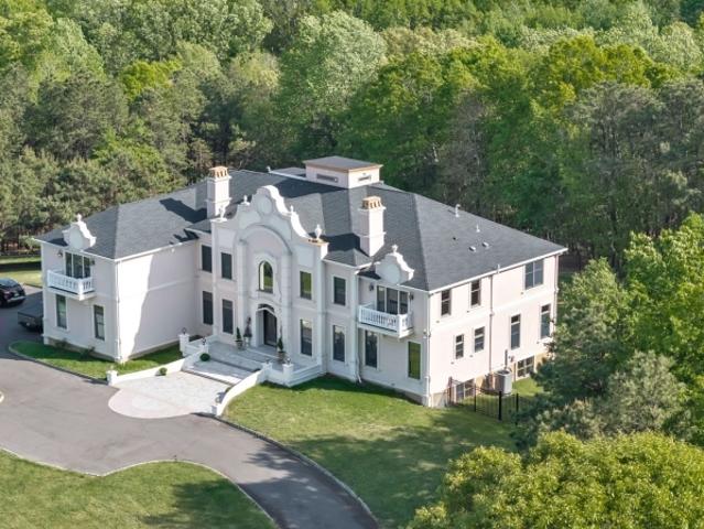 37 Robbins Rd