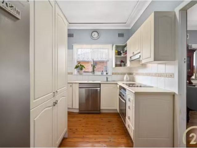 37A Wisdom Street, Guildford West House for rent Listed by Al.
