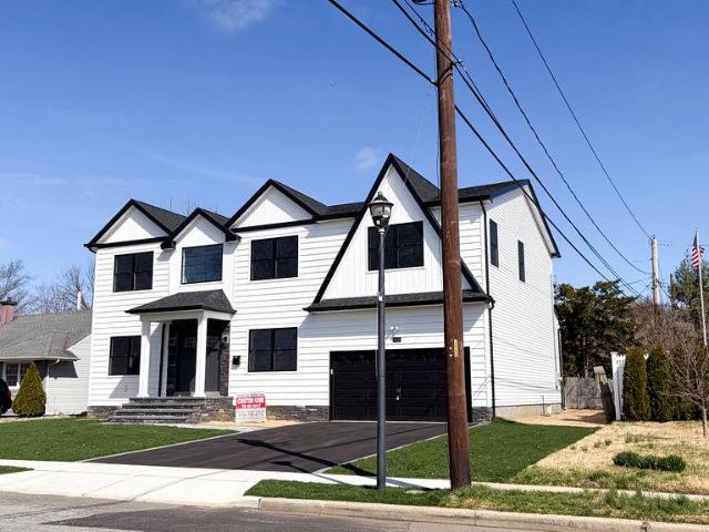 3421 Hawthorne Drive N