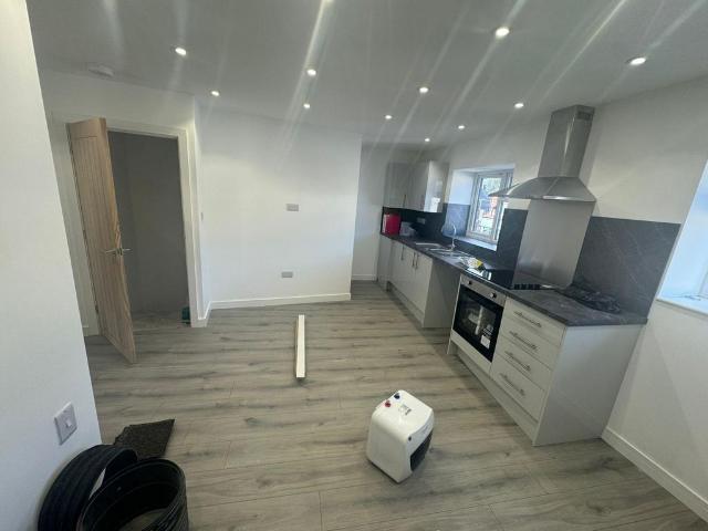 343 Worsley Road, M30 2 bed flat to rent £1,000 pcm £231 pw