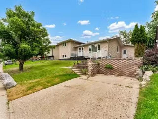 345 11 Street Ne, Medicine Hat, AB, T1A 6A8 house for sale.