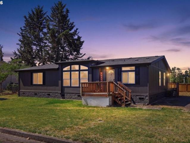 345 N 6th St, Harrisburg, OR 97446