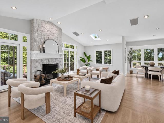 3467 N Venice Street