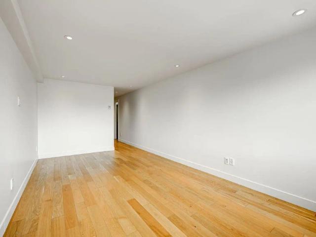 3460 Rue Durocher — Studio unit 1205