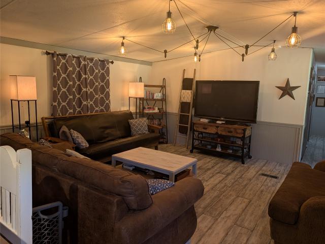 346 Lakeside Circle