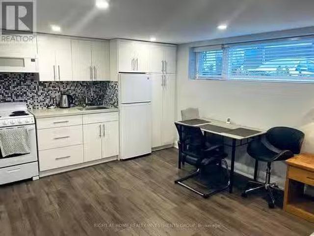 3489 Queenston Drive, Mississauga, ON, L5C 2G7 house for lea.