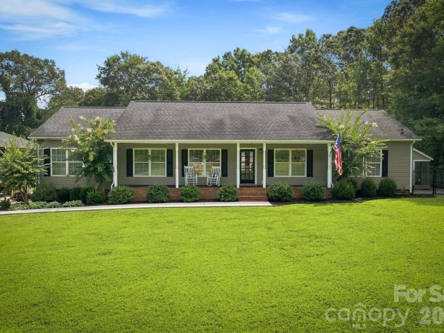 349 N Woodleaf Road