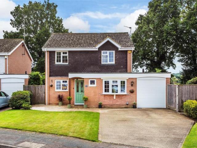 34 Claydon Road, Woking GU21 4 bed detached house to rent £2,950 pcm £681 pw