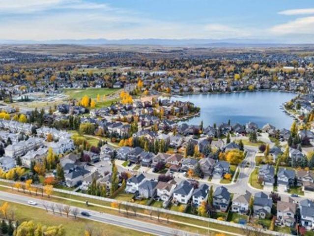 34 Crystal Shores Cove, Okotoks, AB, T1S 2B3 townhouse for sale | Listing ID A2351 | Royal LePage