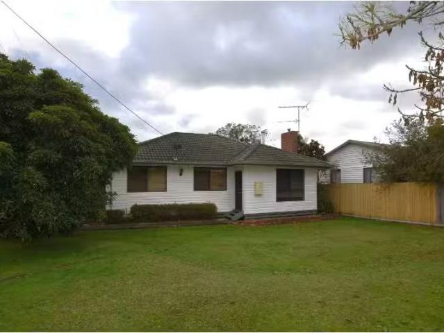 34 Elizabeth St, Moe House for rent Listed by Adele Henry of.
