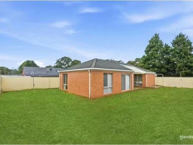 34 Larapinta Crescent, ST HELENS PARK House for rent Listed b.
