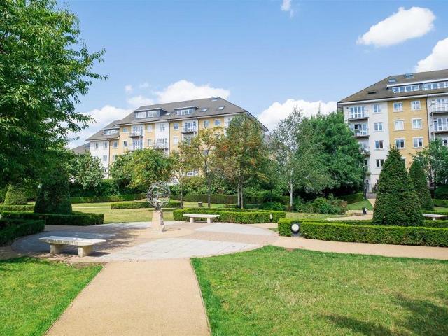 34 Park Lodge Avenue, West Drayton UB7 1 bed apartment to rent £1,375 pcm £317 pw
