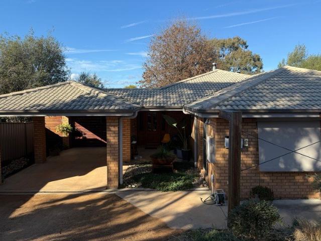 34 SOMERSET CRESCENT MANSFIELD BEAUTIFUL PRIVATE BRICK HOME