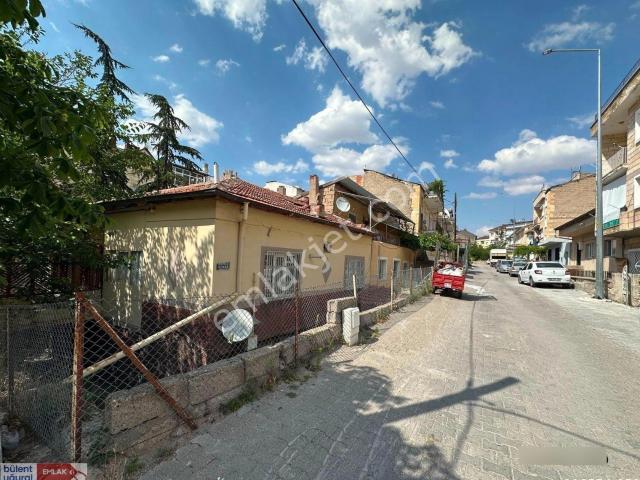 350 Evler'de Merkezi Konumda 213 M² Arsa İçerisinde Köşe Başı Satılık Müstakil Ev!