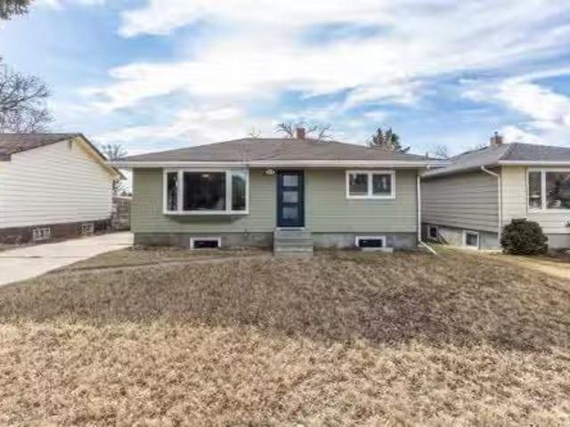 353 12 Street Sw, Medicine Hat, AB, T1A 4T8 house for sale.