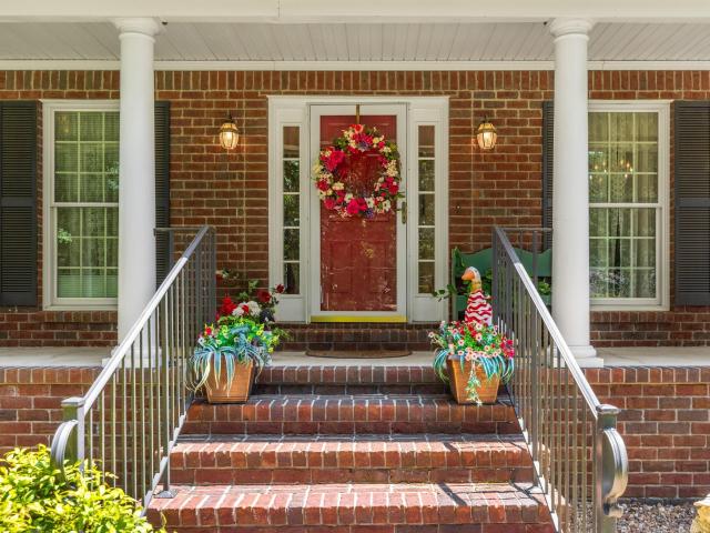 353 Hidden Oaks Trail NE