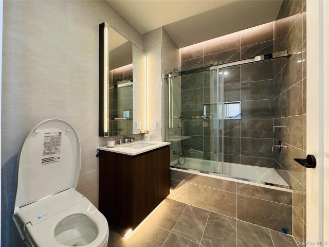 35 32 Leavitt Street, Unit 11I