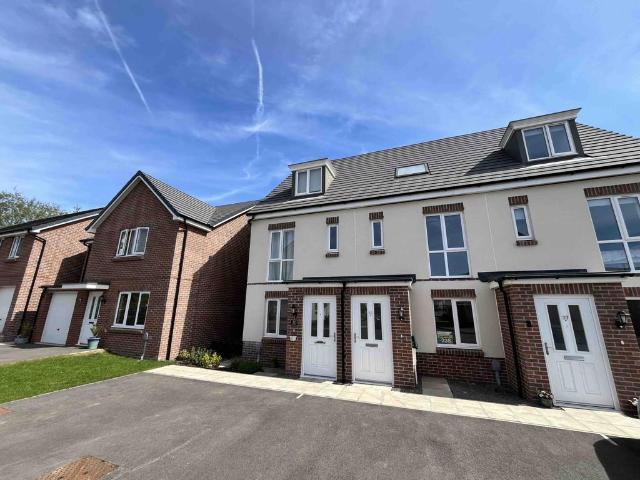 35 Buzzard Rise, Lydney, GL15 3 bed terraced house to rent £1,350 pcm £312 pw
