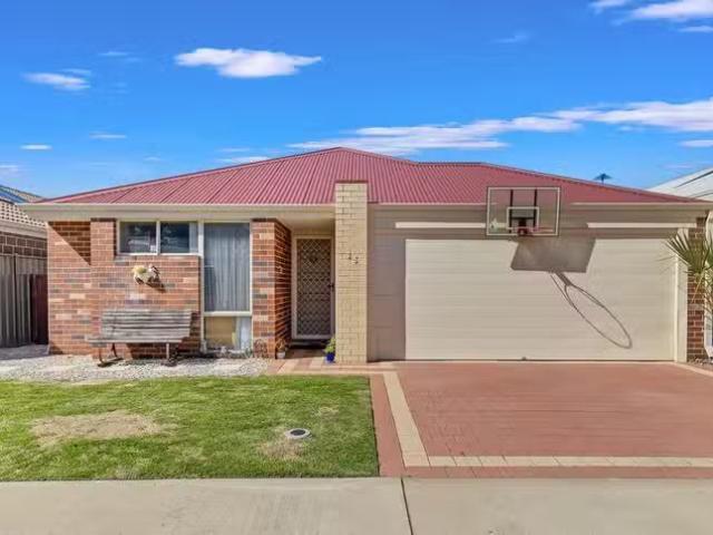 35 Clarendon Circuit, LAKELANDS, WA 6180 House for Rent