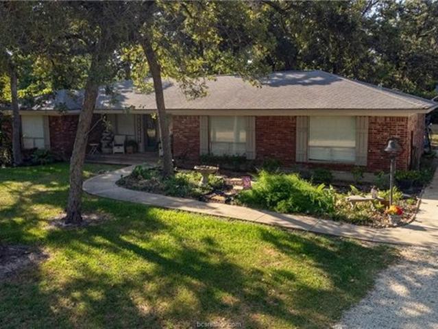 35 Golfclub Dr, Hilltop Lakes, TX 77871