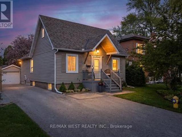 35 Gort Avenue, Toronto, ON, M8W 3Y7 house for sale | Listing ID W13587 | Royal LePage
