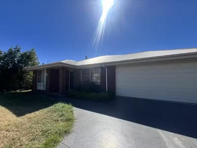 35 Linda Drive, Dubbo House for rent Listed by Lily Grosser o.