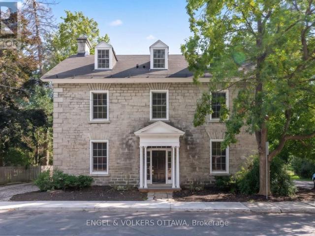 35 Mackay Street Ottawa, ON K1M2B2