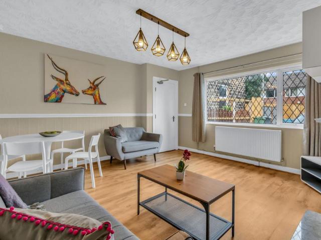 35 STANMORE GROVE Leeds LS4 2RJ