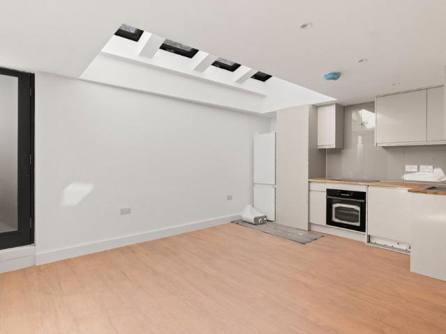 360 Goswell Road, Angel, Islington. 1 bed flat to rent £3,250 pcm £750 pw